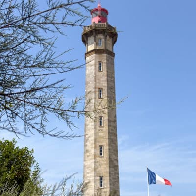 Phare français avec drapeau moderne.