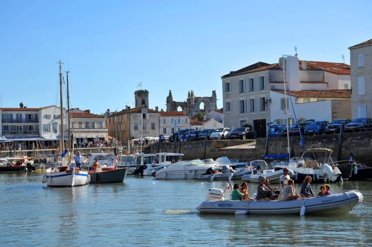 Port animé de Saint-Martin-de-Ré, bateaux et bâtiments.