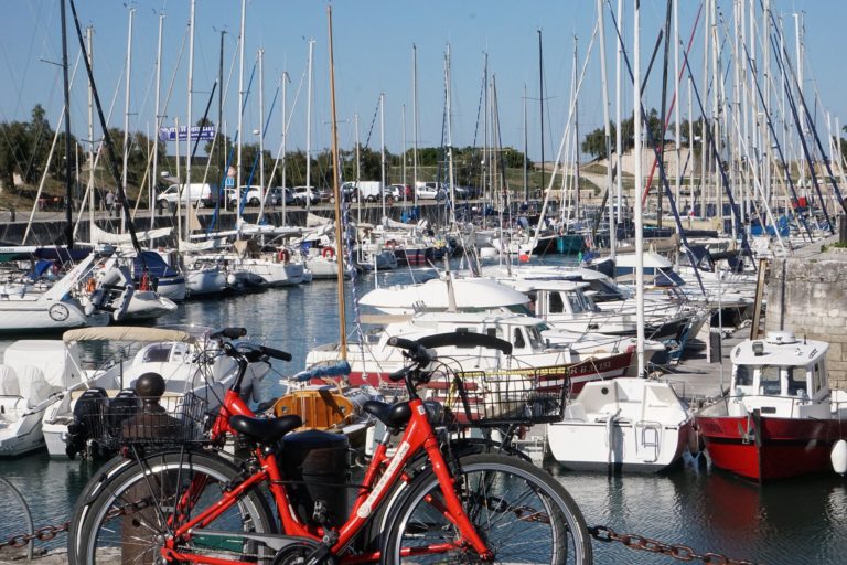Rote Fahrräder vor dem Yachthafen in La Rochelle, Frankreich.