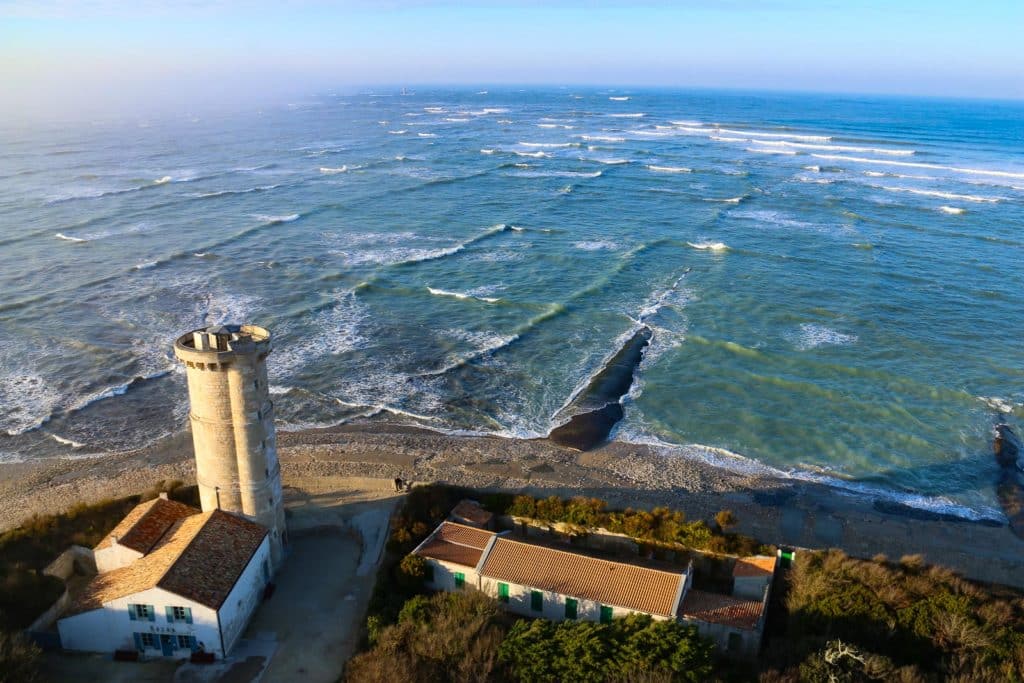 Leuchtturm mit Meer im Hintergrund